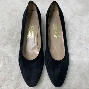 Vintage Salvatore Ferragamo Women's Black Suede Round Toe Classic Pumps Size 10
